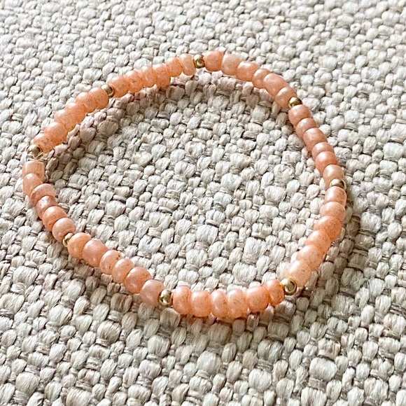 Peachy Pearlized Shell Bead Bracelet - Picture 5 of 5